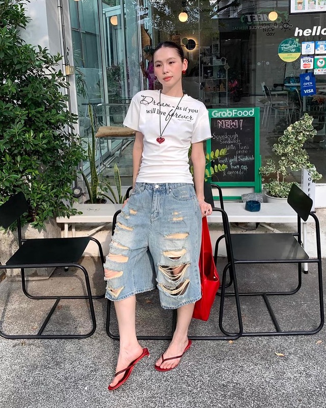 Khi sự bụi bặm lên ngôi cùng quần jeans rách- Ảnh 5. Khi sự bụi bặm lên ngôi cùng quần jeans rách- Ảnh 5.