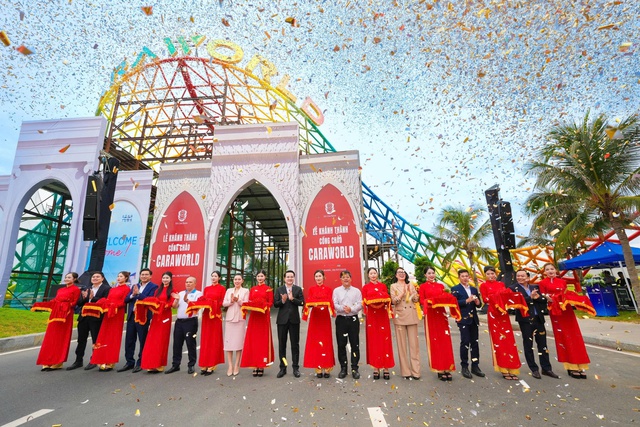 CaraWorld ch&iacute;nh thức kh&aacute;nh th&agrave;nh cổng ch&agrave;o biểu tượng cạnh s&acirc;n bay quốc tế Cam Ranh - Ảnh 1.
