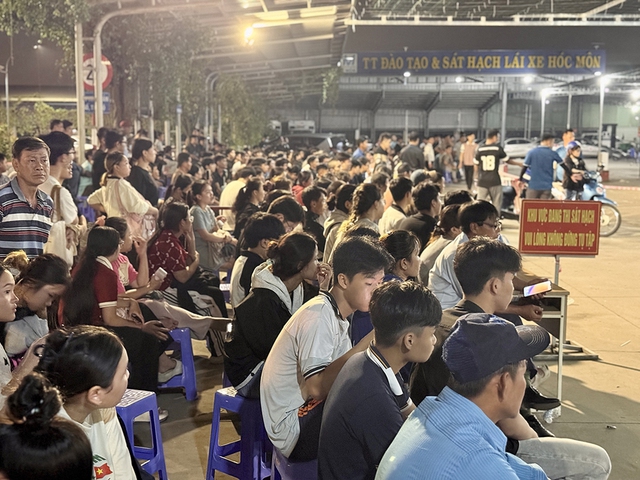 Thi sát hạch bằng lái xe tới nửa đêm Thi sát hạch bằng lái xe tới nửa đêm