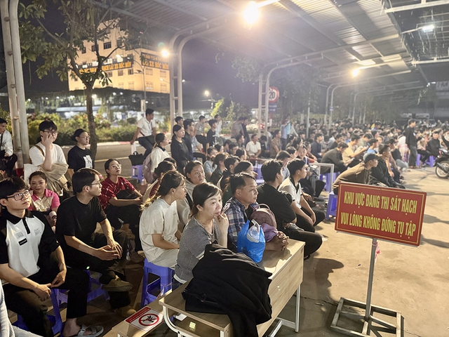 Thi sát hạch bằng lái xe tới nửa đêm- Ảnh 2. Thi sát hạch bằng lái xe tới nửa đêm- Ảnh 2.
