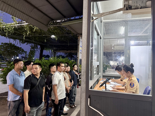 Thi sát hạch bằng lái xe tới nửa đêm- Ảnh 3. Thi sát hạch bằng lái xe tới nửa đêm- Ảnh 3.