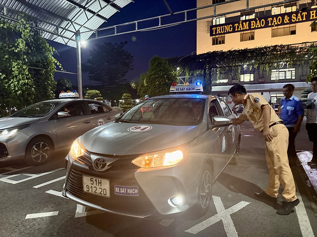 Thi sát hạch bằng lái xe tới nửa đêm- Ảnh 4. Thi sát hạch bằng lái xe tới nửa đêm- Ảnh 4.