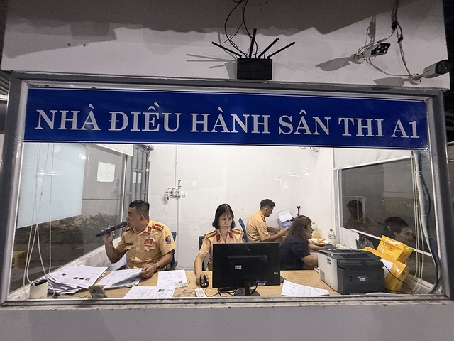 Thi sát hạch bằng lái xe tới nửa đêm- Ảnh 5. Thi sát hạch bằng lái xe tới nửa đêm- Ảnh 5.