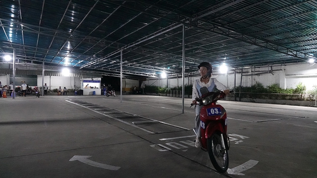 Thi sát hạch bằng lái xe tới nửa đêm- Ảnh 7. Thi sát hạch bằng lái xe tới nửa đêm- Ảnh 7.
