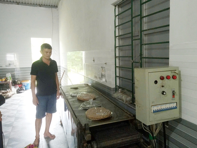 Lãi 200 triệu đồng mỗi năm nhờ nghề làm bánh tráng - Ảnh 2.