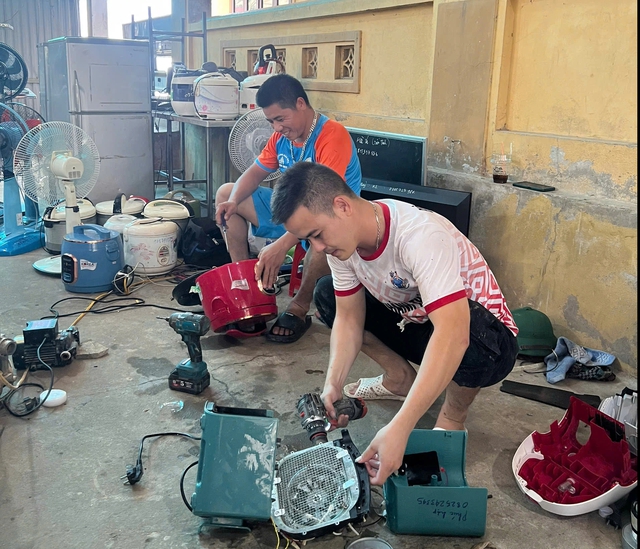 Giới trẻ Nghệ An chung tay giúp đỡ bà con vùng lũ sau bão số 3 - Ảnh 2. Giới trẻ Nghệ An chung tay giúp đỡ bà con vùng lũ sau bão số 3 - Ảnh 2.