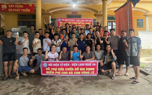 Giới trẻ Nghệ An chung tay giúp đỡ bà con vùng lũ sau bão số 3 - Ảnh 5. Giới trẻ Nghệ An chung tay giúp đỡ bà con vùng lũ sau bão số 3 - Ảnh 5.