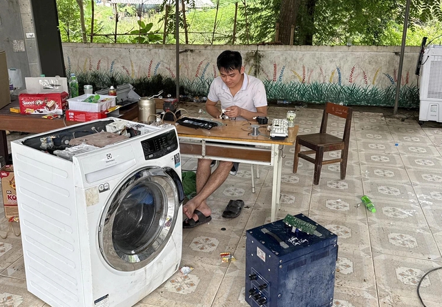 Giới trẻ Nghệ An chung tay giúp đỡ bà con vùng lũ sau bão số 3 - Ảnh 6. Giới trẻ Nghệ An chung tay giúp đỡ bà con vùng lũ sau bão số 3 - Ảnh 6.