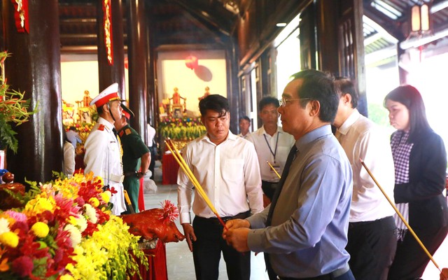 Lãnh đạo TP.HCM dâng hương tưởng nhớ anh hùng, liệt sĩ tại đặc khu Côn Đảo- Ảnh 3. Lãnh đạo TP.HCM dâng hương tưởng nhớ anh hùng, liệt sĩ tại đặc khu Côn Đảo- Ảnh 3.