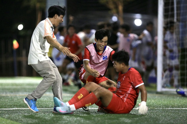 Chung kết ‘trong mơ' bóng đá sinh viên Cúp Trường Đại học Đồng Tháp- Ảnh 5. Chung kết ‘trong mơ' bóng đá sinh viên Cúp Trường Đại học Đồng Tháp- Ảnh 5.