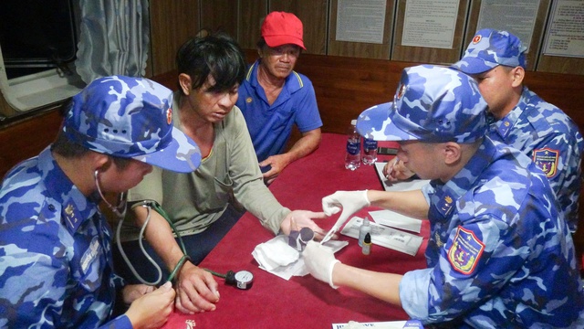 Cảnh sát biển cấp cứu kịp thời ngư dân bị tai nạn lao động trên biển - Ảnh 1.