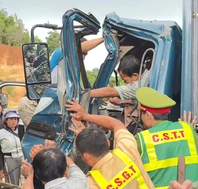 Quảng Ngãi giải cứu tài xế mắc kẹt trong cabin xe tải sau tai nạn nghiêm trọng - Ảnh 1.