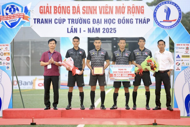 Một cầu thủ đá hỏng 2 quả 11 m, đội Trường ĐH Đồng Tháp đánh rơi chức vô địch- Ảnh 7.