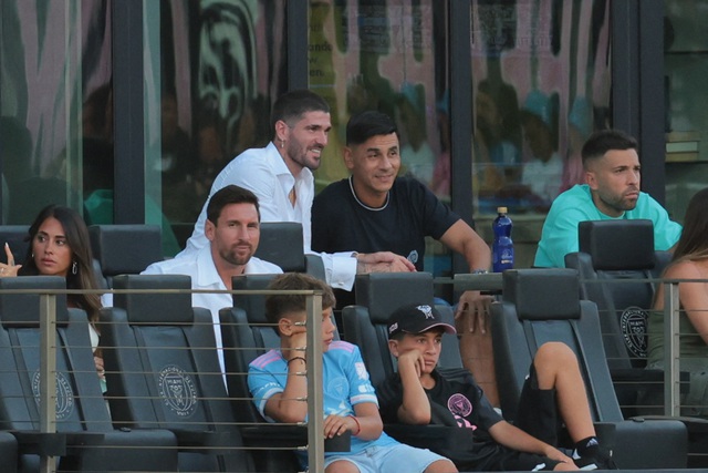 Báo chí Mỹ chỉ trích giải MLS trừng phạt Messi là quá vô lý, như trò hề Báo chí Mỹ chỉ trích giải MLS trừng phạt Messi là quá vô lý, như trò hề