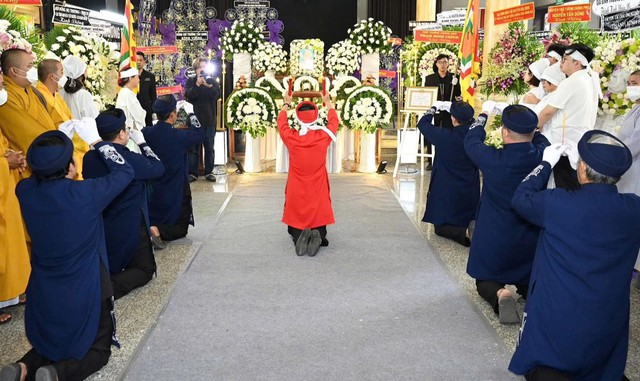 Nghề mai táng ở TP.HCM: 'Làm đẹp' cho phận người giã từ mãi mãi- Ảnh 2.