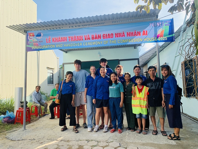 17 ngày trên đất Vạn Tường: Khi trái tim không còn khoảng cách 17 ngày trên đất Vạn Tường: Khi trái tim không còn khoảng cách