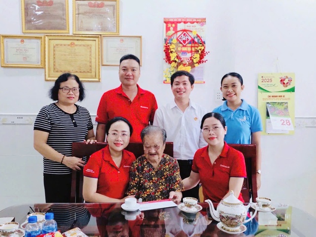 Agribank CN Nhà Bè tri ân gia đình chính sách nhân Ngày Thương binh - Liệt sĩ- Ảnh 1.