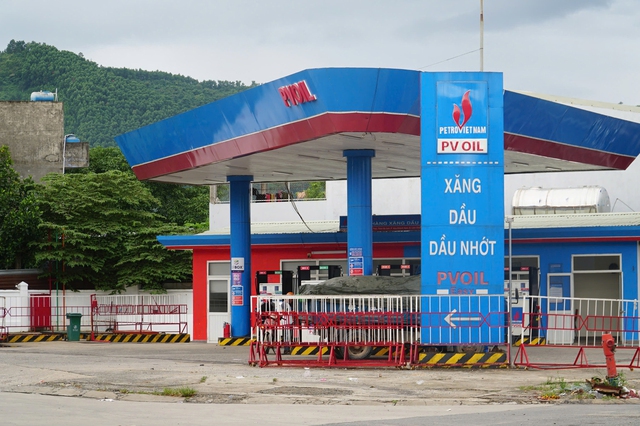 Kỷ luật nhân viên cây xăng đòi khách trả tiền mặt, không nhận chuyển khoản- Ảnh 1.