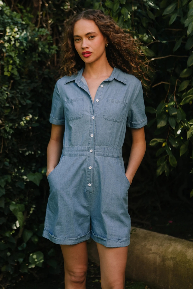 Jumpsuit mini đã trở lại với phiên bản quyến rũ, khoe trọn đôi chân- Ảnh 5. Jumpsuit mini đã trở lại với phiên bản quyến rũ, khoe trọn đôi chân- Ảnh 5.