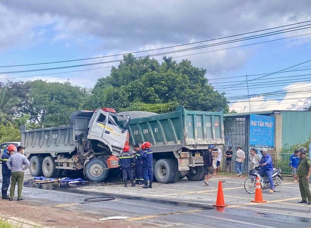 TP.HCM: Tai nạn nghiêm trọng, 2 xe ben đấu đầu, 2 người thương vong TP.HCM: Tai nạn nghiêm trọng, 2 xe ben đấu đầu, 2 người thương vong