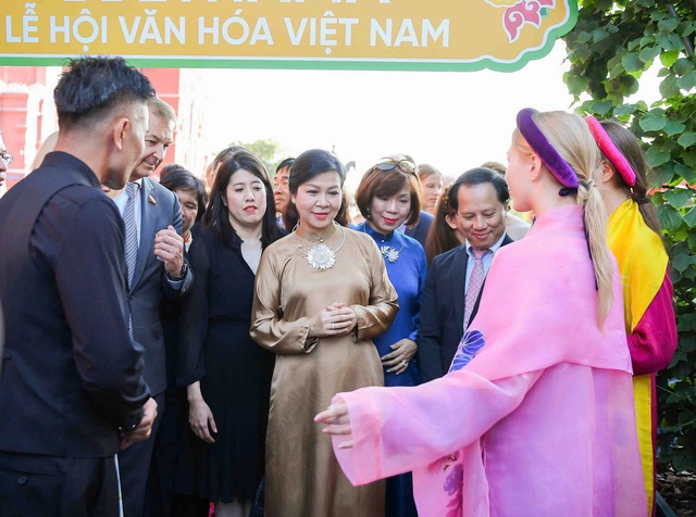 Áo dài của Vũ Việt Hà tỏa sáng trên Quảng trường Đỏ Áo dài của Vũ Việt Hà tỏa sáng trên Quảng trường Đỏ