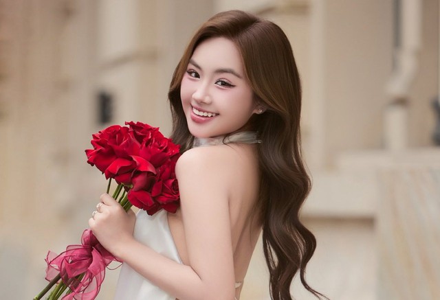 Khánh An bolero khoe nhan sắc ‘xinh như hoa hậu’, tiết lộ về liveshow ‘Đính ước’