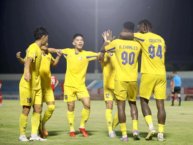 CLB Quảng Nam thoát hiểm giờ chót: Tìm đâu ra người đá V-League, HLV Quốc Anh ngồi ghế nóng? CLB Quảng Nam thoát hiểm giờ chót: Tìm đâu ra người đá V-League, HLV Quốc Anh ngồi ghế nóng?