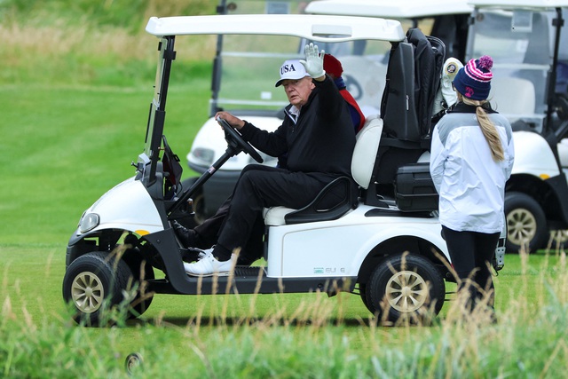 Tổng thống Trump khai trương sân golf mới trong chuyến thăm Scotland - Ảnh 2.