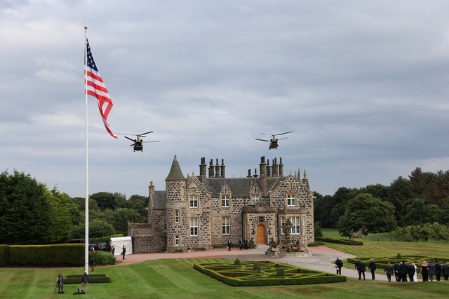 Tổng thống Trump khai trương sân golf mới trong chuyến thăm Scotland - Ảnh 1.