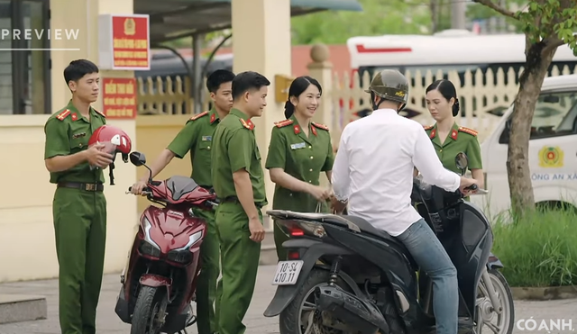 Có anh nơi ấy bình yên tập 1: Nóng chuyện sáp nhập và tăng giá đất - Ảnh 1.