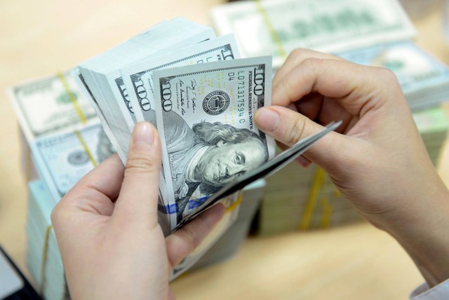 Giá USD hôm nay 2.8.2025: Trong nước tăng lên mức cao, thế giới giảm mạnh- Ảnh 1.