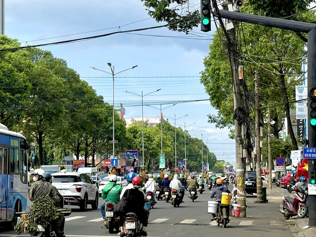 H&agrave;ng loạt trụ điện &aacute;n ngữ dưới l&ograve;ng đường- Ảnh 1.