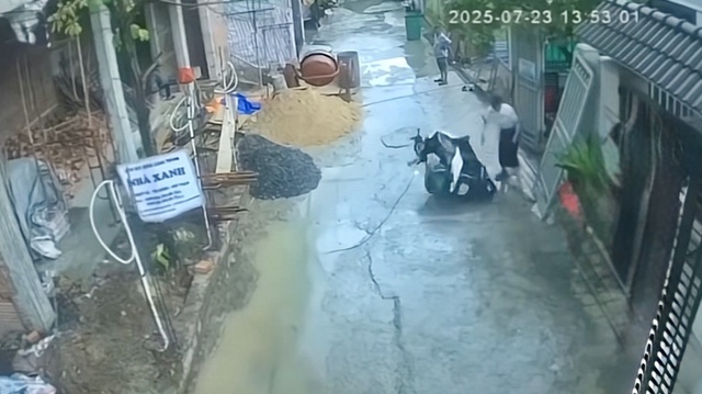 TP.HCM: Kiểm điểm, rút kinh nghiệm nữ cán bộ phường đẩy đổ xe máy của shipper - Ảnh 2.