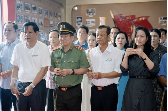 Nhật Kim Anh trao tặng 10 căn nhà tại Cần Thơ - Ảnh 2.