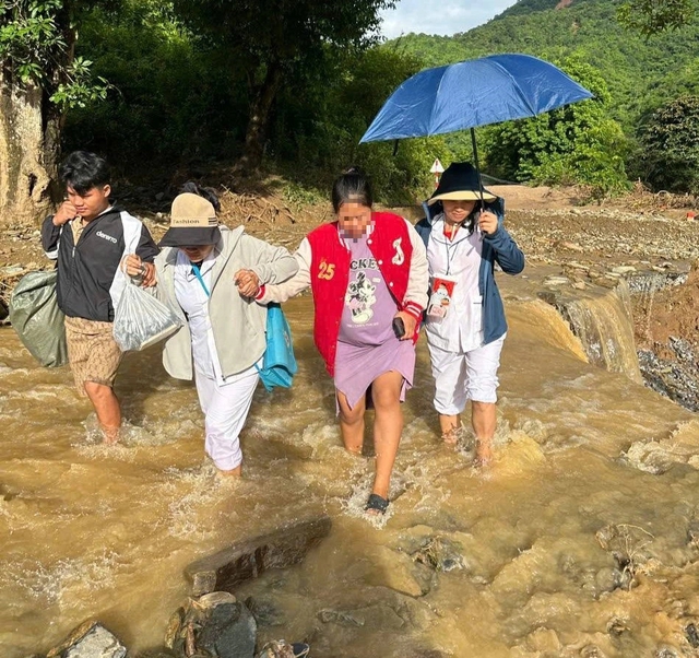 Bác sĩ băng rừng đỡ đẻ cho sản phụ vùng lũ sinh con giữa đường- Ảnh 1. Bác sĩ băng rừng đỡ đẻ cho sản phụ vùng lũ sinh con giữa đường- Ảnh 1.