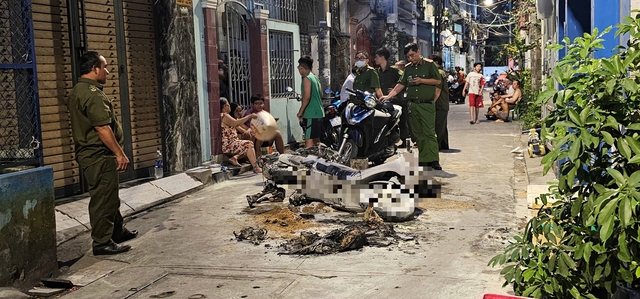 Leo qua ban công hàng xóm, 7 người thoát nạn cháy xe