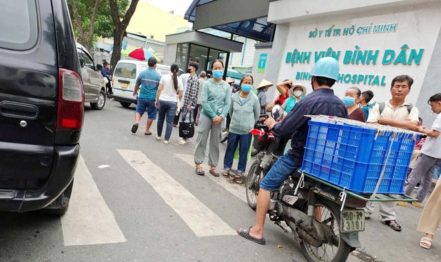 Bu&ocirc;n b&aacute;n b&aacute;t nh&aacute;o trước cổng bệnh viện - Ảnh 1.