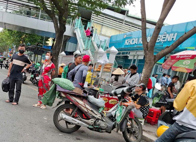 Bu&ocirc;n b&aacute;n h&agrave;ng rong lấn chiếm trước bệnh viện B&igrave;nh D&acirc;n g&acirc;y mất an to&agrave;n giao th&ocirc;ng - Ảnh 1.