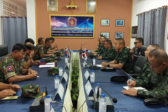Sĩ quan quân đội Thái Lan-Campuchia gặp nhau, lãnh đạo hai bên lên tiếng sau ngừng bắn - Ảnh 1.