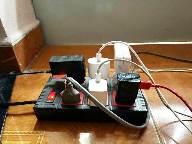 Dây sạc điện thọai và bài học nhớ đời về an toàn điện trong gia đình - Ảnh 1.