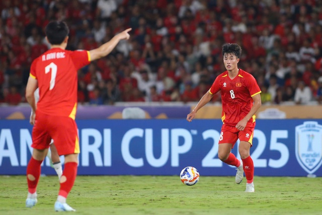 Văn Trường nguy cơ lỡ SEA Games: Tuyến giữa U.23 yếu, &ocirc;ng Kim khỏa lấp bằng Việt kiều?- Ảnh 2.