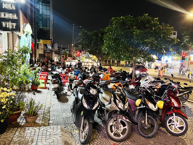 Vỉa hè, lòng đường vẫn bị lấn chiếm- Ảnh 1.