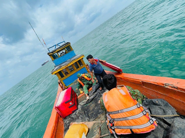 Cứu sống 2 ngư dân trên ghe cá bị chìm ngoài khơi Cần Giờ, TP.HCM