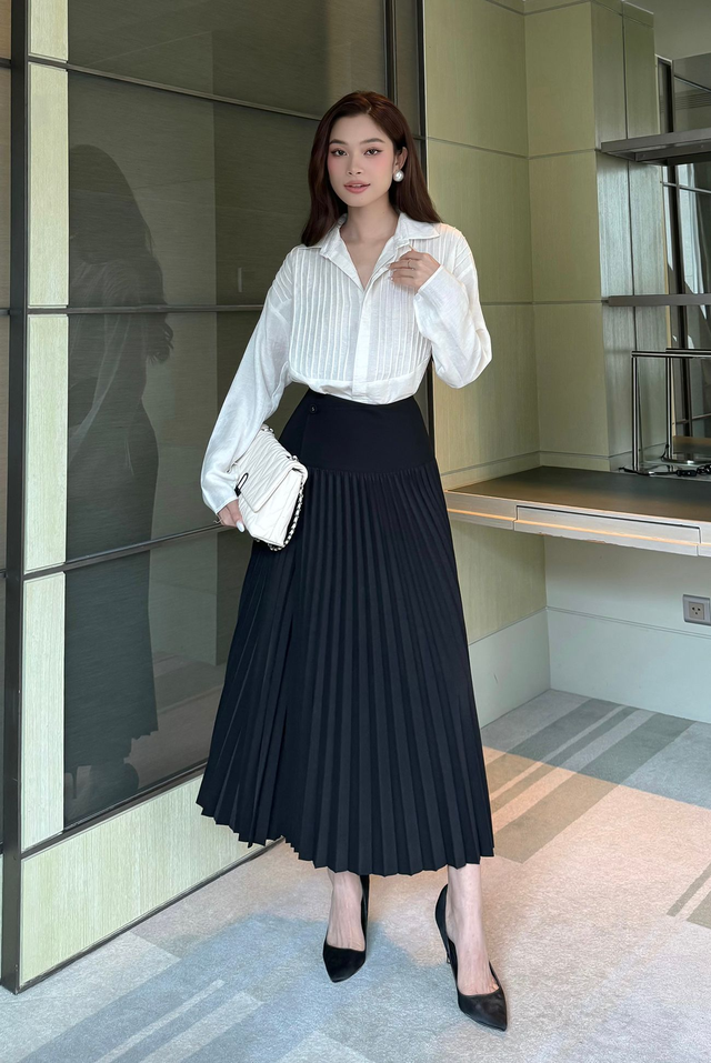 Áo sơ mi xếp ly, nét mới lạ trong tủ đồ của nàng công sở Áo sơ mi xếp ly, nét mới lạ trong tủ đồ của nàng công sở