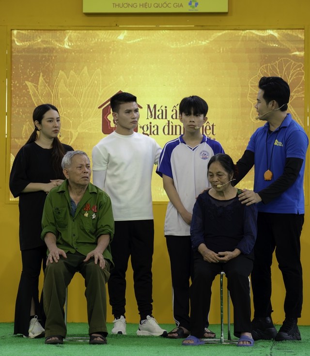 Cầu thủ Quang Hải kh&oacute;c trong show thực tế - Ảnh 1.