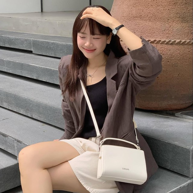 Ngại gì phá cách ngày hè cùng túi đeo chéo- Ảnh 5. Ngại gì phá cách ngày hè cùng túi đeo chéo- Ảnh 5.