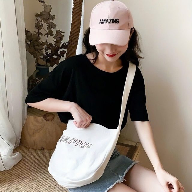 Ngại gì phá cách ngày hè cùng túi đeo chéo- Ảnh 8. Ngại gì phá cách ngày hè cùng túi đeo chéo- Ảnh 8.