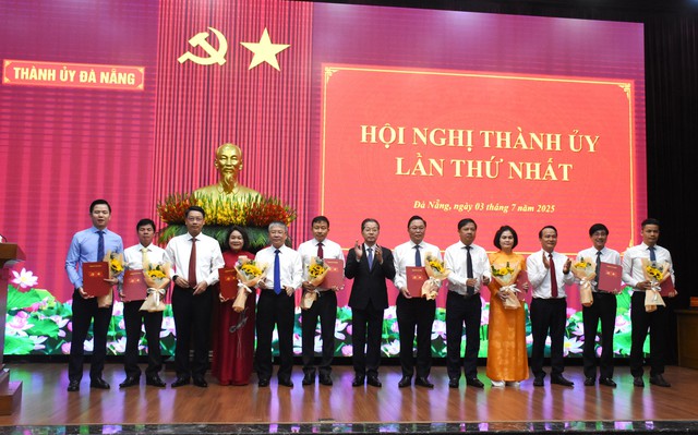 Đà Nẵng: 3 chủ tịch cùng lúc nhận quyết định nghỉ hưu trước tuổi - Ảnh 2.