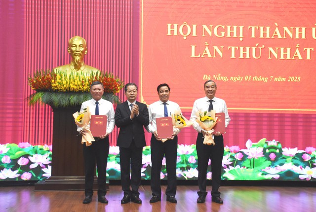 Đà Nẵng: 3 chủ tịch cùng lúc nhận quyết định nghỉ hưu trước tuổi - Ảnh 1.