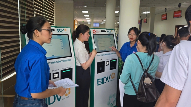 Nhiều bạn trẻ hỗ trợ người dân thực hiện quy trình hành chính hiện đại